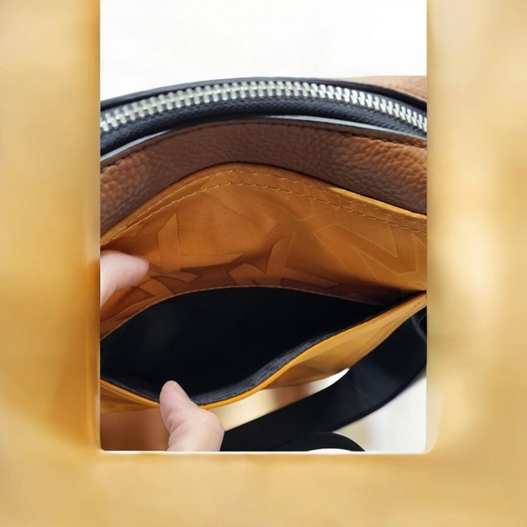 NWOT Michael Kors Crossbody/Messenger/Travel/Flight Bag - Picture 4 of 12